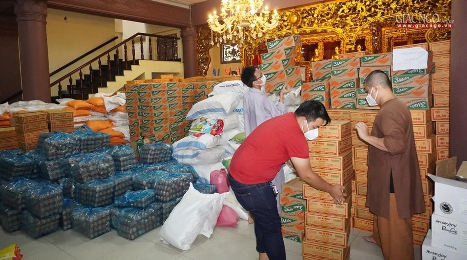 Ngoài tặng hơn 3.000 suất quà đến sinh viên khó khăn, chùa cùng dành 2.000 phần quà tặng đến người dân khó khăn khi đến liên hệ chùa Ngoài tặng hơn 3.000 suất quà đến sinh viên khó khăn, chùa cùng dành 2.000 phần quà tặng đến người dân khó khăn khi đến liên hệ chùa