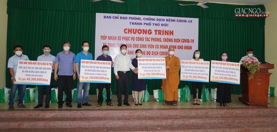 Đại diện các trường đại học nhận biển tượng trưng Đại diện các trường đại học nhận biển tượng trưng