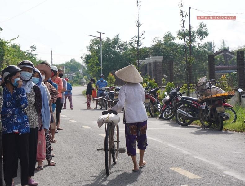 Bà Lại Thị On (80 tuổi) cột chặt 5 kg gạo trên chiếc xe đạp chỉ còn mỗi khung chở về nhà Bà Lại Thị On (80 tuổi) cột chặt 5 kg gạo trên chiếc xe đạp chỉ còn mỗi khung chở về nhà