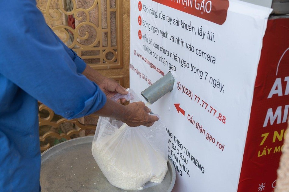 ATM gạo hoạt động từ 7 giờ đến 18 giờ mỗi ngày - Ảnh: Phùng Anh Quốc ATM gạo hoạt động từ 7 giờ đến 18 giờ mỗi ngày - Ảnh: Phùng Anh Quốc