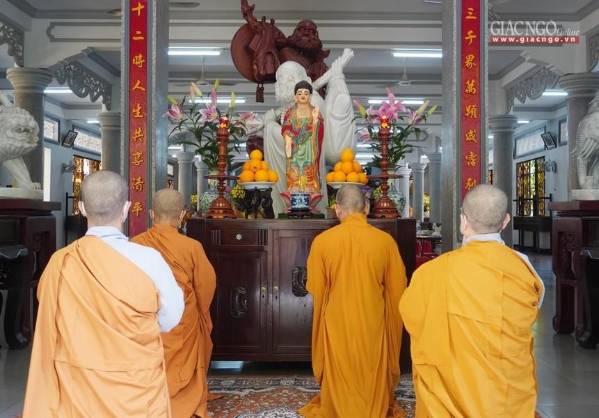 Thượng tọa Thích Giác Trí, trụ trì chùa Huỳnh Kim cùng chư tôn đức tông môn tác bạch cúng dường Thượng tọa Thích Giác Trí, trụ trì chùa Huỳnh Kim cùng chư tôn đức tông môn tác bạch cúng dường