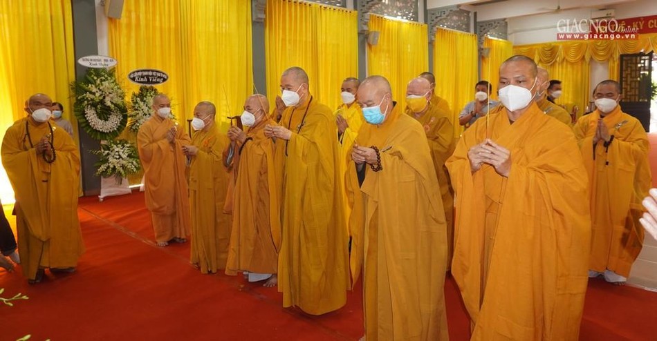 Chư tôn đức Ban Hướng dẫn Phật tử, Ban Từ thiện - Xã hội, Ban Hoằng pháp Trung ương niêm hương tưởng niệm Đức Pháp chủ GHPGVN