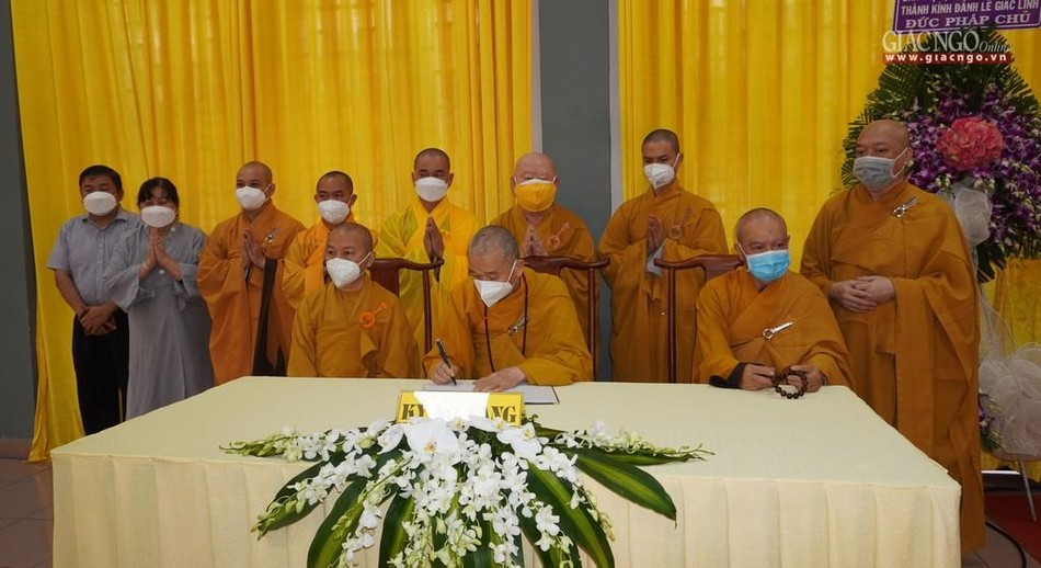 Chư tôn đức Ban Hướng dẫn Phật tử, Ban Hoằng pháp và Ban Từ thiện-Xã hội Trung ương ký sổ tang