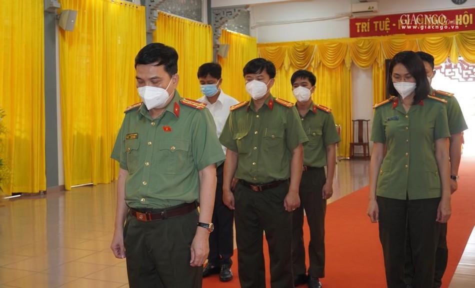 Đại tá Nguyễn Sỹ Quang, Phó Giám đốc Công an TP.HCM cùng thành viên đoàn tưởng niệm