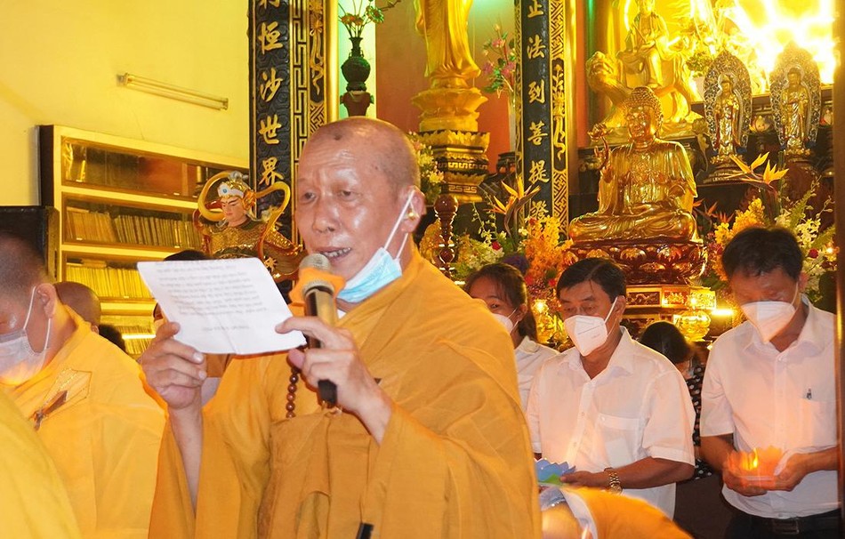 Thượng toạ Thích Giác Trí, Phó Trưởng ban Văn hoá Phật giáo TP.HCM, viện chủ chùa Minh Giác trong lễ thắp nến tưởng niệm Thượng toạ Thích Giác Trí, Phó Trưởng ban Văn hoá Phật giáo TP.HCM, viện chủ chùa Minh Giác trong lễ thắp nến tưởng niệm