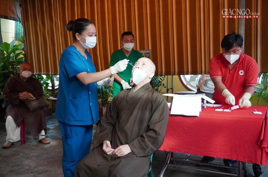 Chư tôn đức test nhanh Covid-19