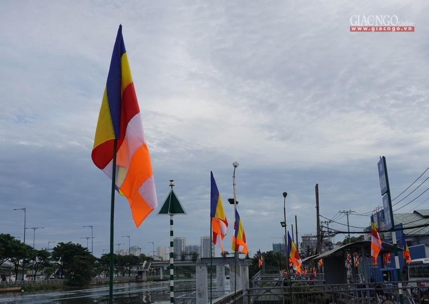 Cờ Phật giáo được treo trên đường dẫn vào chùa Long Hoa