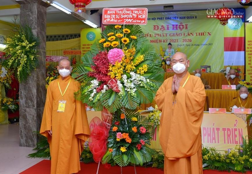 Hòa thượng Thích Huệ Văn trao lẵng hoa chúc mừng của Ban Thường trực Ban Trị sự GHPGVN TP.HCM Hòa thượng Thích Huệ Văn trao lẵng hoa chúc mừng của Ban Thường trực Ban Trị sự GHPGVN TP.HCM