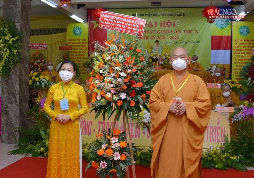 Bà Phan Kiều Thanh Hương, Phó Chủ tịch UBMTTQVN TP.HCM trao lẵng hoa chúc mừng Bà Phan Kiều Thanh Hương, Phó Chủ tịch UBMTTQVN TP.HCM trao lẵng hoa chúc mừng