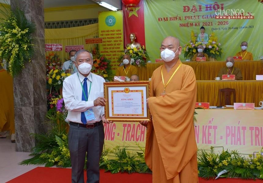 Thượng tọa Thích Huệ Công nhận Giấy khen của Thành ủy TP.HCM Thượng tọa Thích Huệ Công nhận Giấy khen của Thành ủy TP.HCM