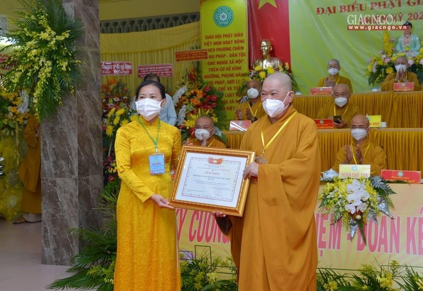 Ủy ban MTTQVN TP tặng Bằng khen đến 1 tập thể và 14 cá nhân Ủy ban MTTQVN TP tặng Bằng khen đến 1 tập thể và 14 cá nhân