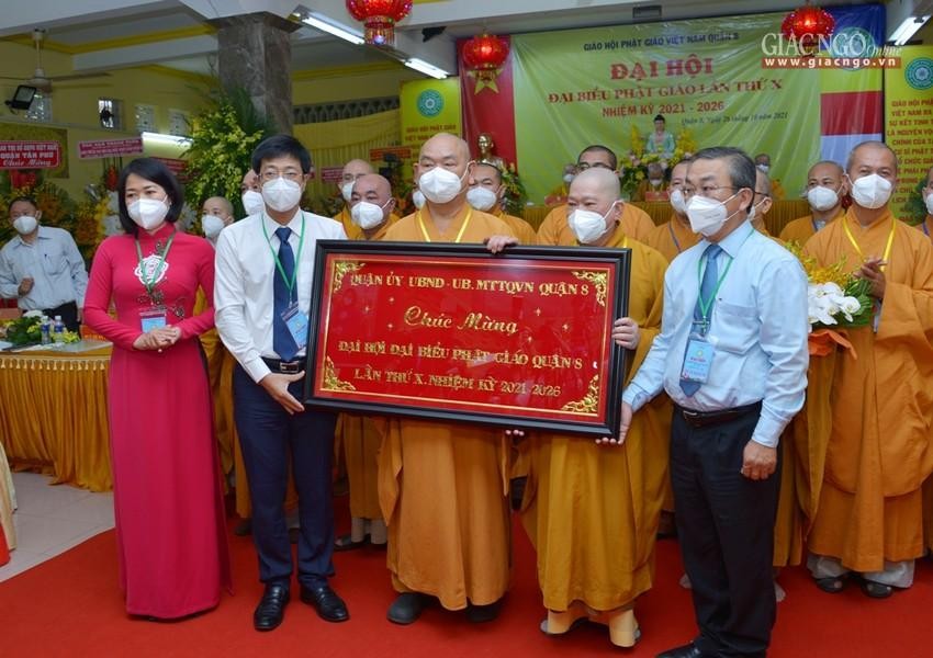 Khánh vàng chúc mừng của Quận ủy, Ủy ban Nhân dân, Ủy ban MTTQVN quận 8 đến tân Ban Trị sự Phật giáo quận 8 nhiệm kỳ 2021-2026 Khánh vàng chúc mừng của Quận ủy, Ủy ban Nhân dân, Ủy ban MTTQVN quận 8 đến tân Ban Trị sự Phật giáo quận 8 nhiệm kỳ 2021-2026