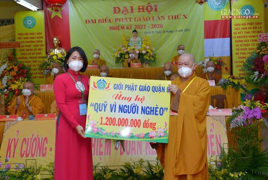 Thượng tọa Thích Nguyên Nhựt, tân Phó Thường trực Ban Trị sự GHPGVN quận 8 nhiệm kỳ X trao 1 tỷ 200 triệu đồng ủng hộ Quỹ "Vì người nghèo" đến bà Trần Thanh Hà, Chủ tịch Ủy ban MTTQVN quận 8; Thượng tọa Thích Nguyên Nhựt, tân Phó Thường trực Ban Trị sự GHPGVN quận 8 nhiệm kỳ X trao 1 tỷ 200 triệu đồng ủng hộ Quỹ "Vì người nghèo" đến bà Trần Thanh Hà, Chủ tịch Ủy ban MTTQVN quận 8;