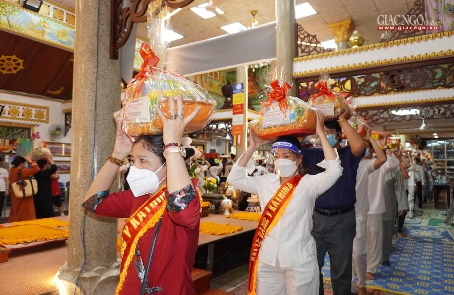 Cùng tụng kệ Dâng y ca-sa