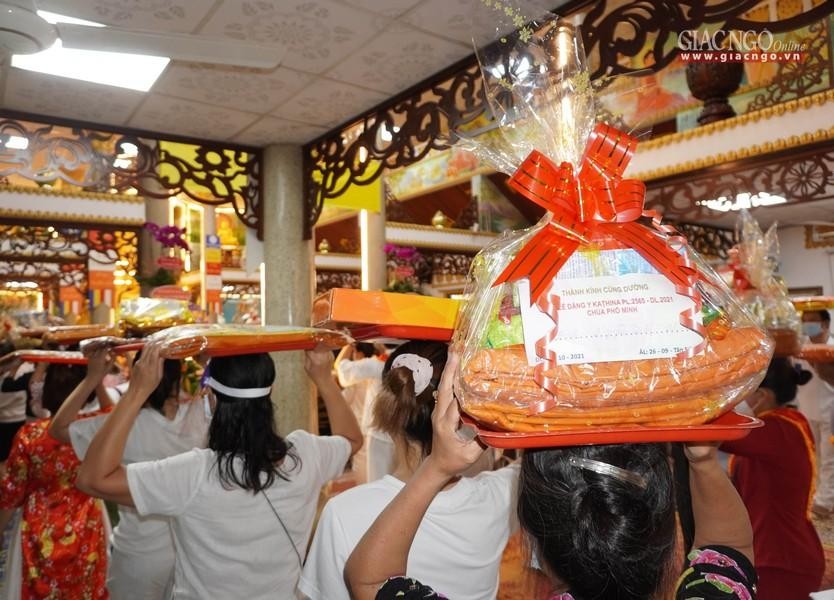 ...&quot;Ngày nay thiện tín các hàng/Ca sa đại lễ nghiêm trang cử hành/Dâng y với tấm lòng thành/Ba vòng nhiễu Phật đồng thanh nguyện cầu&quot;...