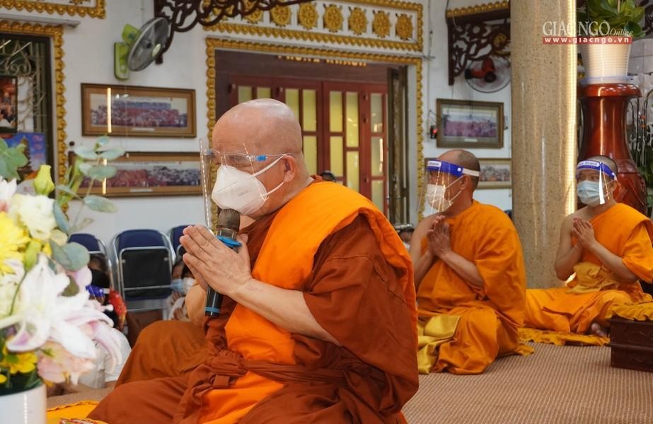 Chư tôn đức lễ Phật