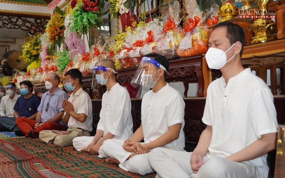 Thực hiện khóa ngồi thiền