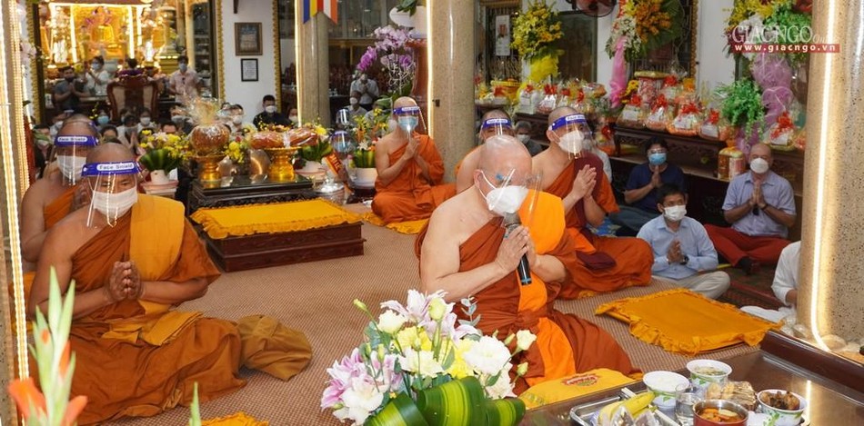 Hòa thượng Thích Thiện Tâm, Phó chủ tịch Hội đồng Trị sự, cùng chư tôn đức chứng minh