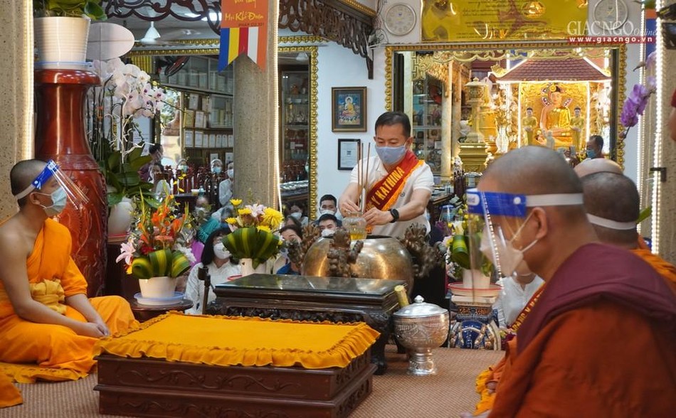 Phật tử Tịnh Hùng dâng hương lên Tam bảo