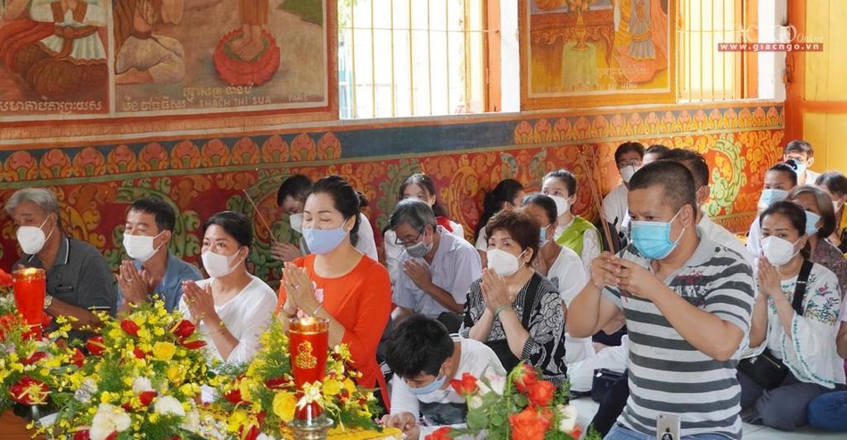 Đại diện thí chủ dâng hương Đại diện thí chủ dâng hương