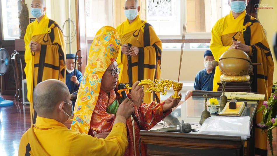 Hòa thượng Thích Như Tín niêm hương bạch Phật