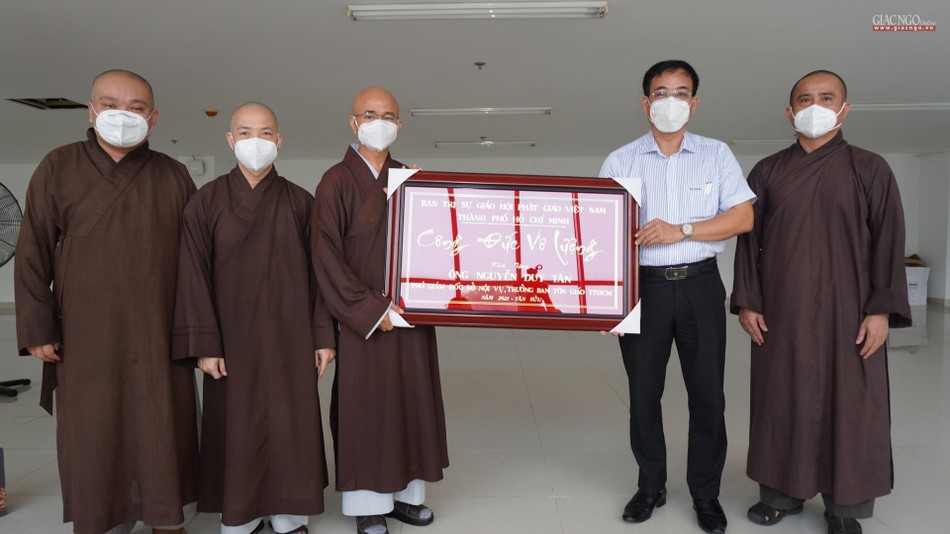 Chư tôn đức Ban Thường trực Ban Trị sự GHPGVN TP.HCM trao khánh vàng đến ông Nguyễn Duy Tân