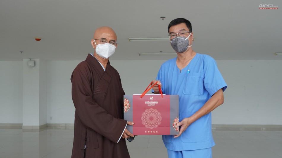 Thượng tọa Thích Thiện Quý trao quà tri ân đến TS.BSCK2 Nguyễn Thanh Vinh