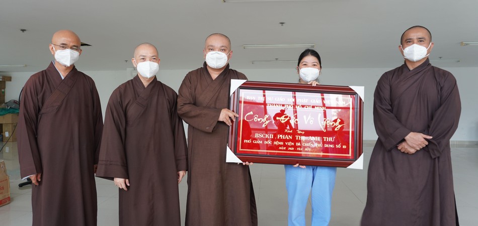 Trao khánh vàng đến ThS.BSCKII Phan Thị Anh Thư, Phó Giám đốc Bệnh viện Dã chiến số 10