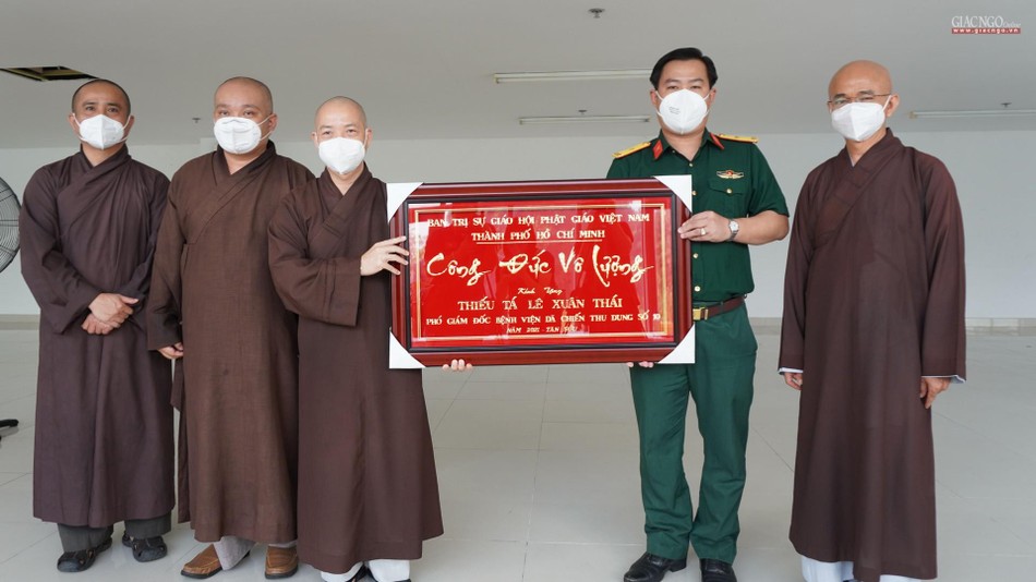 Trao khánh vàng đến Thiếu tá Lê Xuân Thái, Phó Giám đốc Bệnh viện Dã chiến số 10