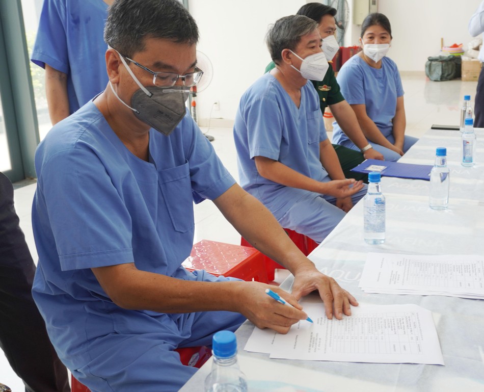 TS.BSCK2 Nguyễn Thanh Vinh ký biên bản hoàn trả máy X-quang để Ban Trị sự GHPGVN TP chuyển giao Bệnh viện Dã chiến số 3