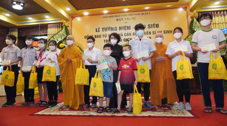 Tặng 57 phần quà và suất học bổng đến các em có cha mẹ qua đời vì Covid-19 trên địa bàn Tặng 57 phần quà và suất học bổng đến các em có cha mẹ qua đời vì Covid-19 trên địa bàn