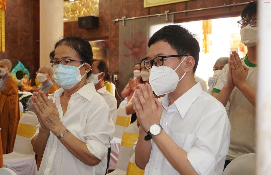 Thân nhân gia đình có người mất vì Covid-19 tham dự khóa lễ cầu siêu Thân nhân gia đình có người mất vì Covid-19 tham dự khóa lễ cầu siêu