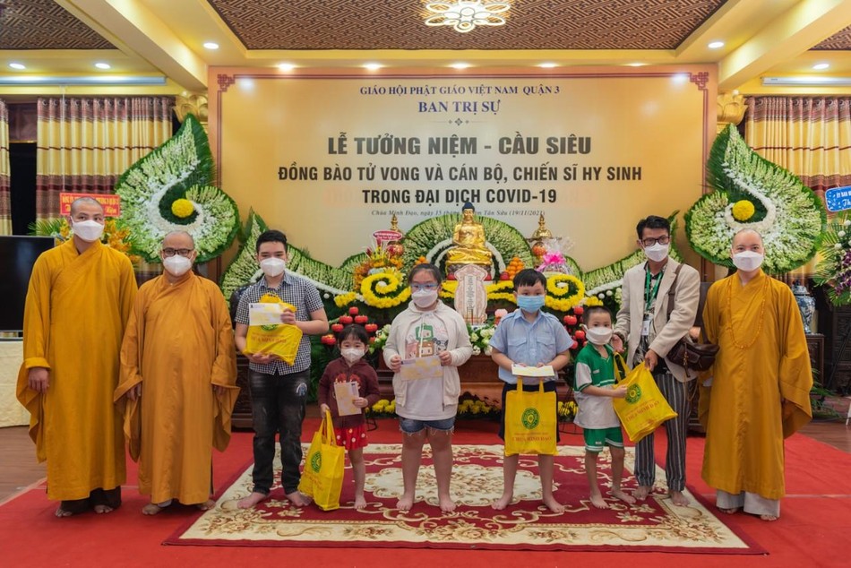 Ban Trị sự GHPGVN quận 3 kết hợp cùng chùa Vĩnh Nghiêm tặng những suất học bổng và quà đến các em nhỏ có cha, mẹ mất vì Covid-19 - Ảnh: TN Ban Trị sự GHPGVN quận 3 kết hợp cùng chùa Vĩnh Nghiêm tặng những suất học bổng và quà đến các em nhỏ có cha, mẹ mất vì Covid-19 - Ảnh: TN