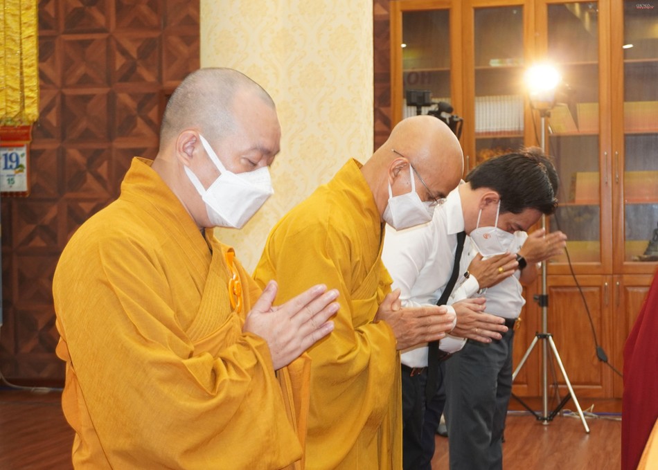 Nhờ năng lực của đại Tăng cầu nguyện chư hương linh siêu thoát Nhờ năng lực của đại Tăng cầu nguyện chư hương linh siêu thoát