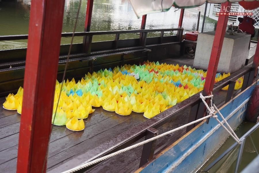 Hoa đăng trên thuyền Hoa đăng trên thuyền