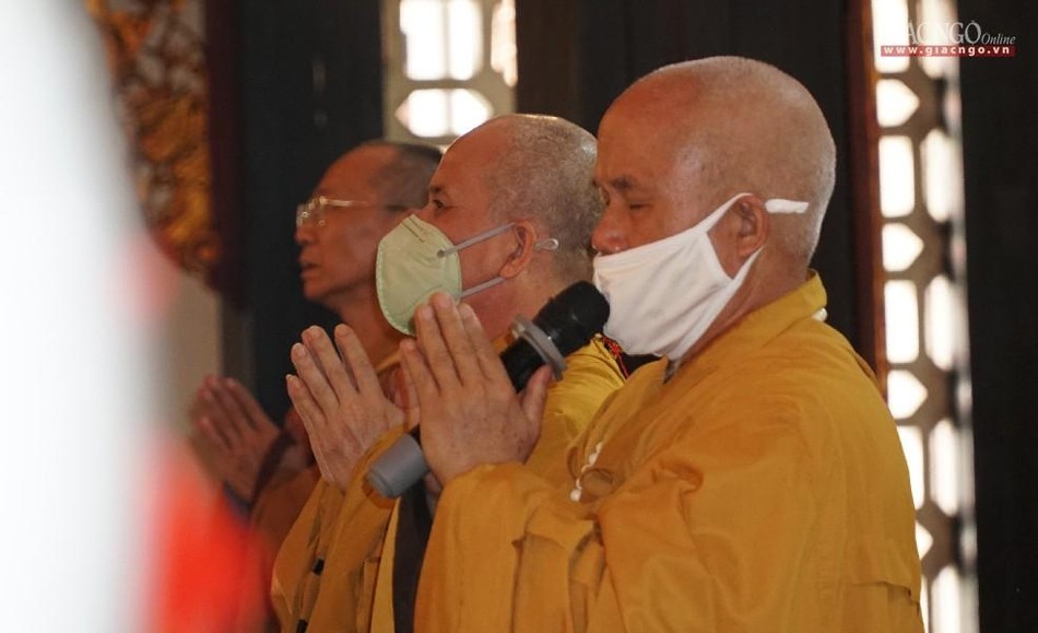 Chư tôn đức trong khóa lễ tại chánh điện Chư tôn đức trong khóa lễ tại chánh điện