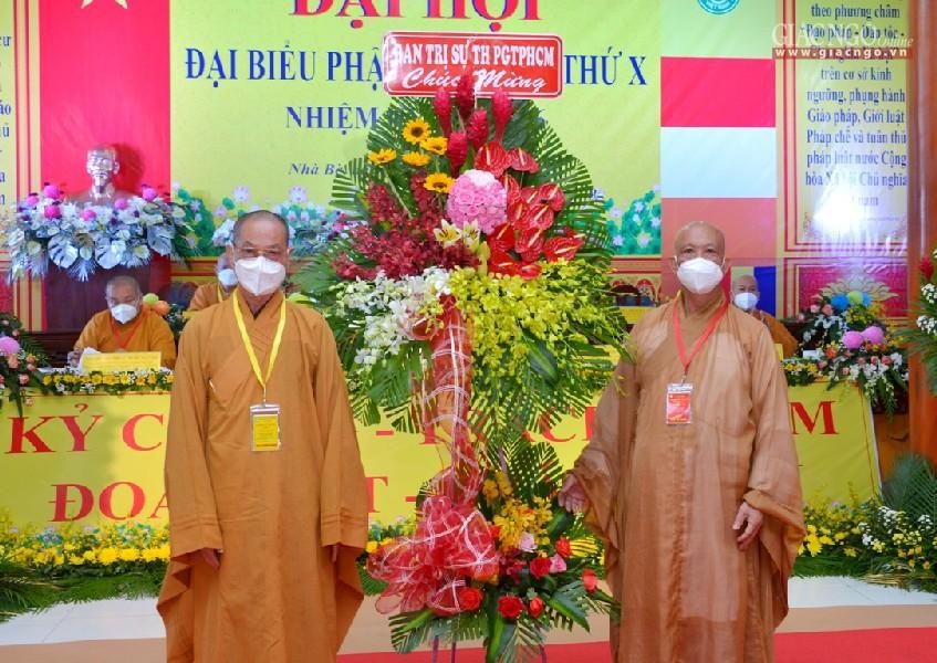 Hòa thượng Thích Huệ Văn trao lẵng hoa chúc mừng của Ban Thường trực Ban Trị sự GHPGVN TP.HCM