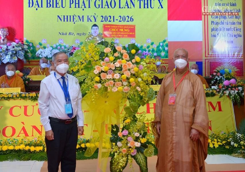 Ông Nguyễn Văn Lưu trao lẵng hoa chúc mừng của Ban Dân vận Thành ủy TP.HCM