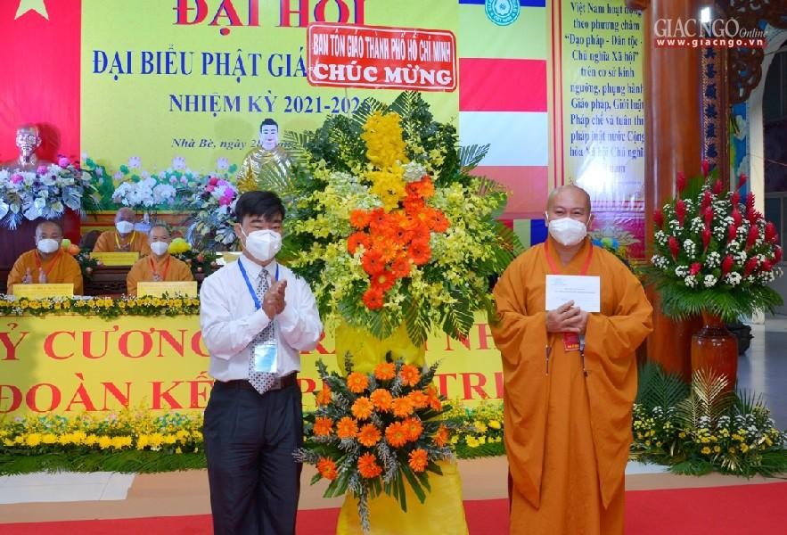 Ông Nguyễn Văn Lượng, Phó Trưởng ban Tôn giáo TP trao tịnh tài và lẵng hoa chúc mừng đại hội