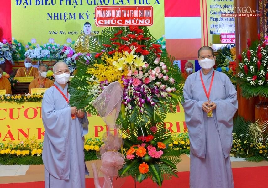 Lẵng hoa chúc mừng của Phân ban Ni giới Trung ương và TP.HCM