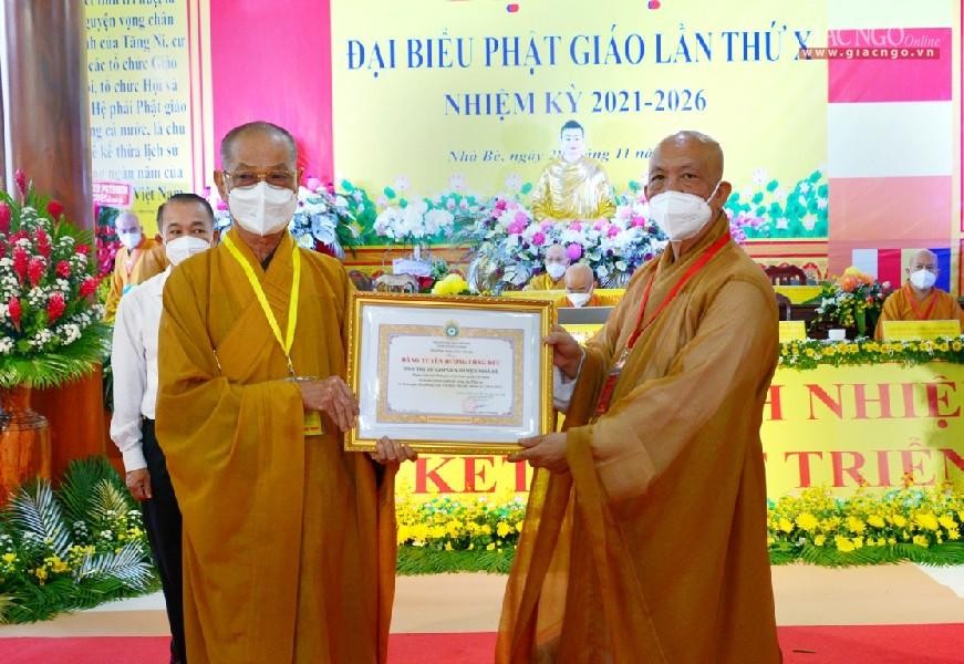Hòa thượng Thích Huệ Văn trao Bằng tuyên dương công đức đến tập thể Ban Trị sự GHPGVN huyện Nhà Bè khóa IX