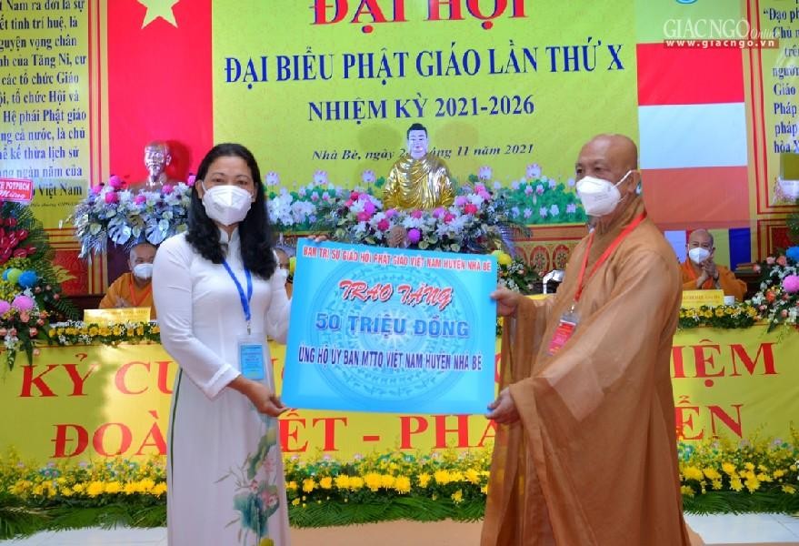 Tân Ban Trị sự GHPGVN huyện Nhà Bè trao ủng hộ đến quỹ vì người nghèo 50 triệu đồng