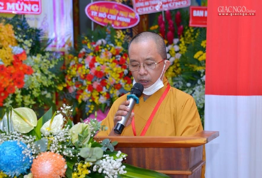 Thượng tọa Thích Lệ Trường, Phó ban Trị sự GHPGVN huyện Nhà Bè trình danh sách đoàn Đại biểu Phật giáo tham dự Đại hội đại biểu Phật giáo TP.HCM
