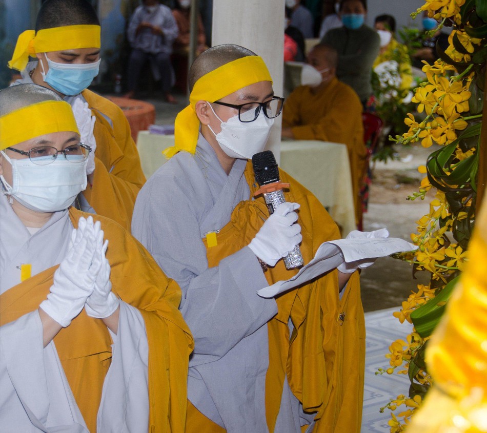 Đại diện môn đồ pháp quyến, Sư cô Thích nữ Quảng Hậu dâng lời tưởng niệm - Ảnh: ĐN Đại diện môn đồ pháp quyến, Sư cô Thích nữ Quảng Hậu dâng lời tưởng niệm - Ảnh: ĐN