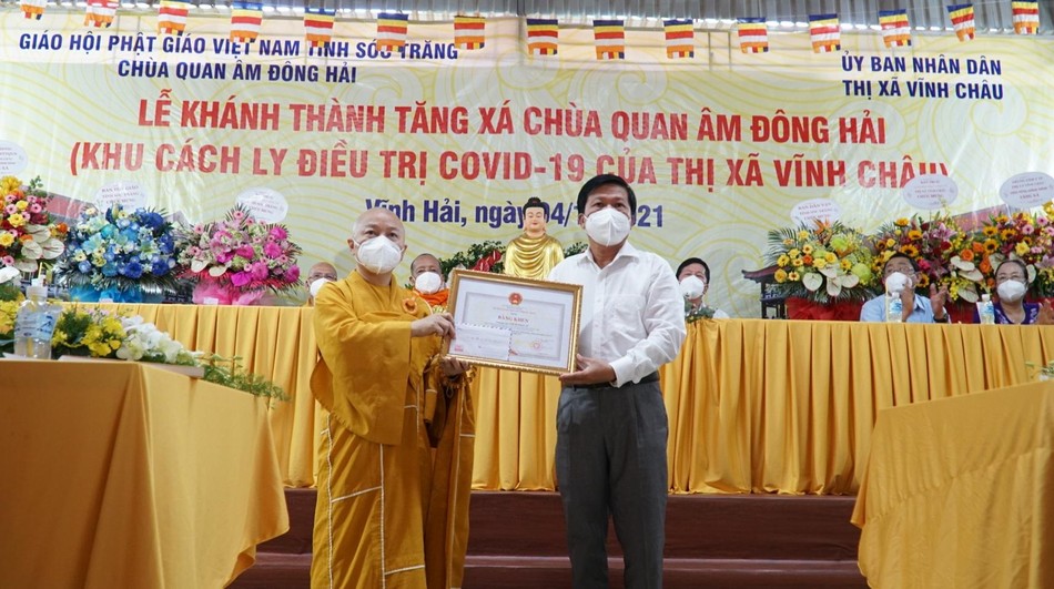 Thượng tọa Thích Nhật Từ nhận bằng khen của Ủy ban nhân dân tỉnh Sóc Trăng