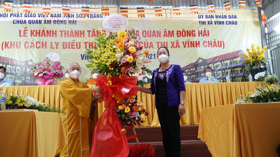 Lẵng hoa chúc mừng của chính quyền Thị xã Vĩnh Châu