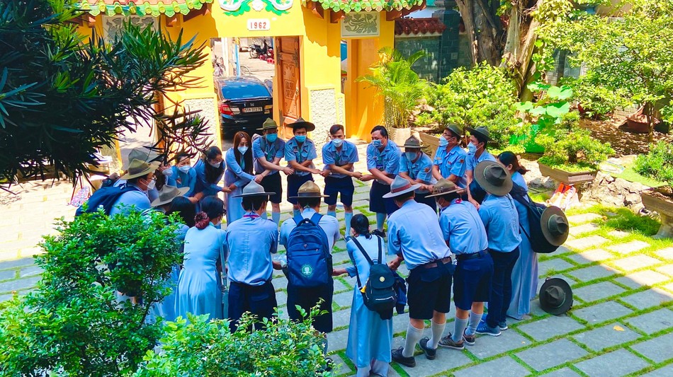 Dây thân ái - kết thúc buổi học đầu tiên của bậc Định - Ảnh: Bá Nam Dây thân ái - kết thúc buổi học đầu tiên của bậc Định - Ảnh: Bá Nam