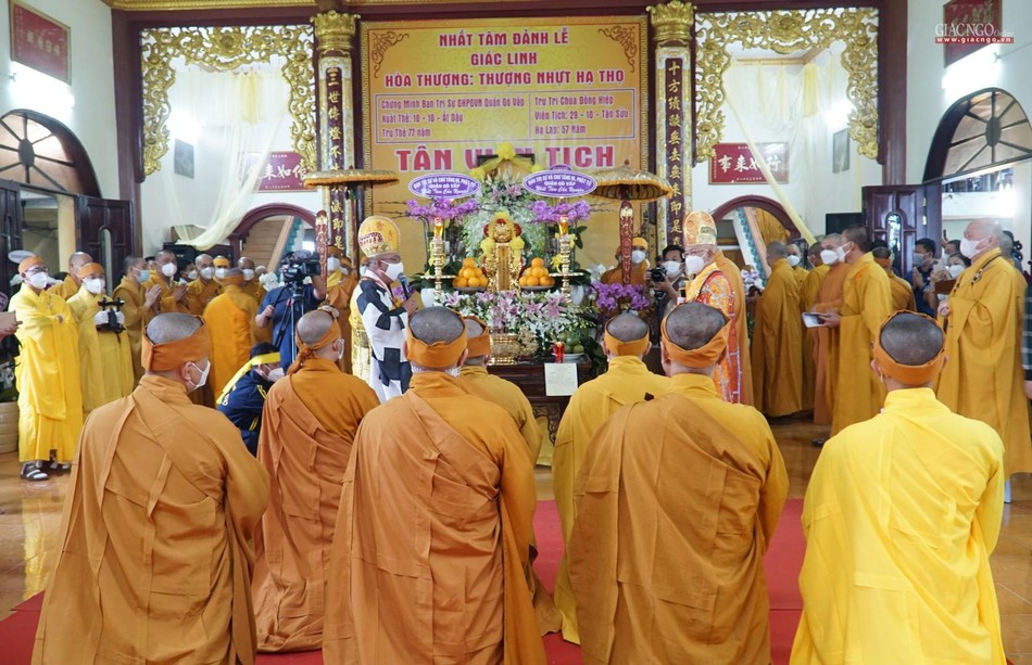 Chư tôn đức thực hiện nghi thức cung tống kim quan Chư tôn đức thực hiện nghi thức cung tống kim quan