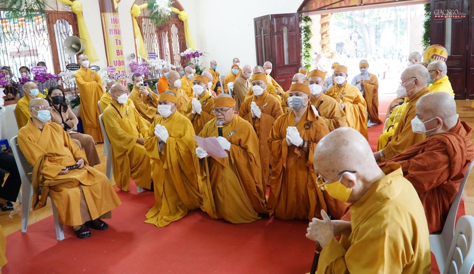 Đại đức Thích Lệ Bửu đại diện môn đồ đọc lời cảm niệm ân sư Đại đức Thích Lệ Bửu đại diện môn đồ đọc lời cảm niệm ân sư