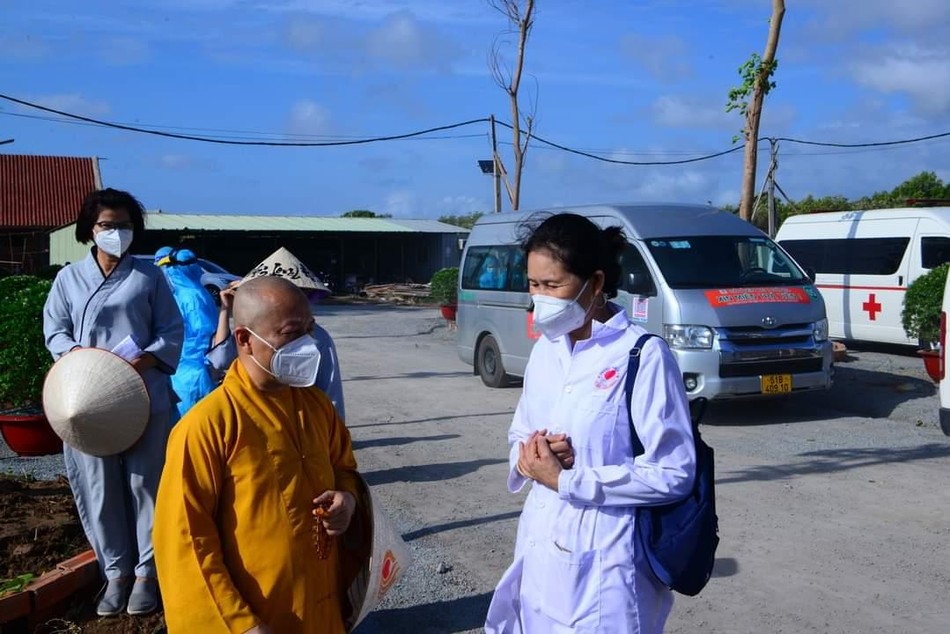 Thượng tọa Thích Nhật Từ trao đổi với đại diện Trung tâm y tế Thị xã Vĩnh Châu Thượng tọa Thích Nhật Từ trao đổi với đại diện Trung tâm y tế Thị xã Vĩnh Châu